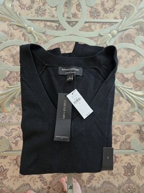 Banana Republic Womens Black V-Neck Sweater - Forever Yarn
